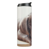 Chocolade Labrador Puppy met Speelgoed Duck Thermosbeker (Gedraaid links)