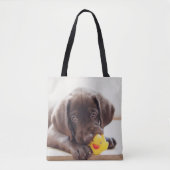 Chocolade Labrador Puppy met Speelgoed Duck Tote Bag (Voorkant)