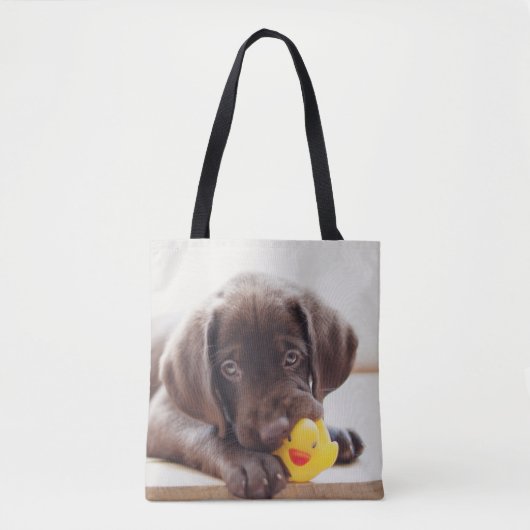 Chocolade Labrador Puppy met Speelgoed Duck Tote Bag (Voorkant)