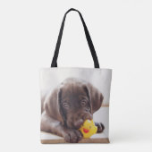 Chocolade Labrador Puppy met Speelgoed Duck Tote Bag (Achterkant)