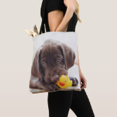 Chocolade Labrador Puppy met Speelgoed Duck Tote Bag (Dichtbij)