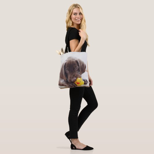 Chocolade Labrador Puppy met Speelgoed Duck Tote Bag (Op model)