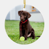 chocolade labrador puppy met tennisbal keramisch ornament (Voorkant)