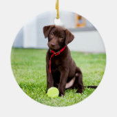 chocolade labrador puppy met tennisbal keramisch ornament (Achterkant)