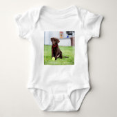 chocolade labrador puppy met tennisbal romper (Voorkant)