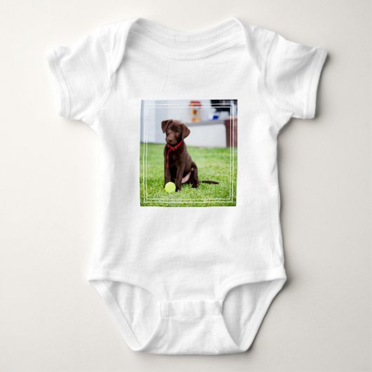 chocolade labrador puppy met tennisbal romper (Voorkant)