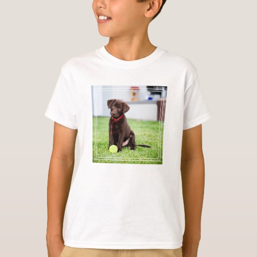 chocolade labrador puppy met tennisbal t-shirt (Voorkant)