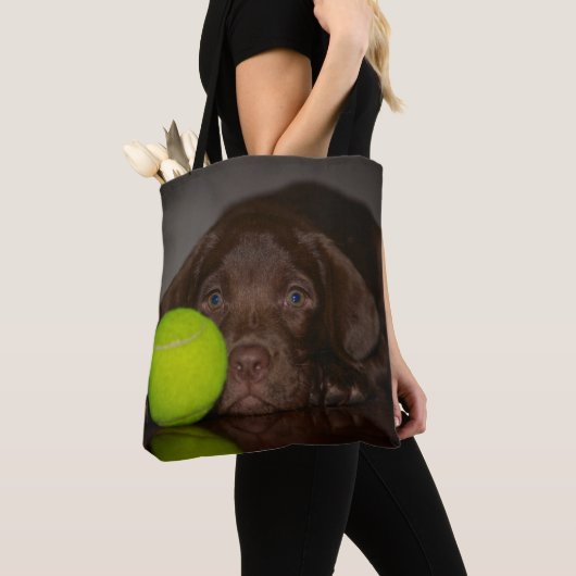chocolade labrador puppy met tennisbal tote bag (Dichtbij)