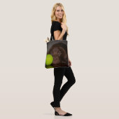 chocolade labrador puppy met tennisbal tote bag (Op model)