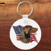 Chocolade Labrador Retriever Amerikaanse vlag Sleutelhanger (Voorkant)