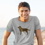 Chocolade Labrador Retriever Bruin Lab Silhouet T-shirt<br><div class="desc">Deze chocolade Labrador Retriever silhouette shirt is verkrijgbaar in verschillende T-shirt stijlen voor mannen,  vrouwen,  kinderen en baby's. Een gave voor Chocolate Lab-liefhebbers voor elke gelegenheid. Bekijk de Doodle World van Jenn voor meer hondenras t - shirts,  waaronder zwarte en gele labrador Retrievers.</div>