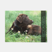 Chocolade Labrador Retriever Dog in grasbloemen Deurmat (Voorkant)