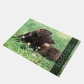 Chocolade Labrador Retriever Dog in grasbloemen Deurmat (Schuin)