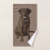Chocolade Labrador Retriever Dog Sitting Bad Handdoek (Handdoek)
