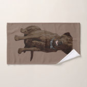 Chocolade Labrador Retriever Dog Sitting Bad Handdoek (Handdoek)