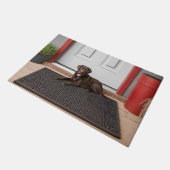 Chocolade Labrador Retriever op deurmat (Schuin)