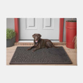 Chocolade Labrador Retriever op deurmat (Voorkant)