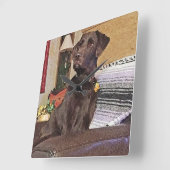 Chocolade Labrador Retriever op voorzitter Vierkante Klok (Hoek)