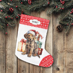 Chocolade Labrador Retriever Puppy Gifts Grote Kerstsok<br><div class="desc">De voorkant van deze Holiday kous shows een afbeelding van een schattige Chocolate Labrador Retriever puppy met een rode en witte kerstmuts en zit voor ingepakte kerstcadeaus. De teen- en bovenrand zijn een rood-wit sneeuwvlokpatroon. Op de bovenste rand staat een wit label met uw aangepaste tekst in donkergrijs. De achterkant...</div>