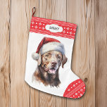 Chocolade Labrador Retriever Santa Hat Sneeuwvlok Grote Kerstsok<br><div class="desc">De voorkant van deze Holiday kous shows een afbeelding van een chocolade Labrador Retriever met een kerstmuts. Het afbeelding wordt op een witte achtergrond geplaatst, en de teen- en bovenrand zijn een rood-wit sneeuwvlokpatroon. Op de bovenste rand staat een wit label met uw aangepaste tekst. De achterkant van de kous...</div>