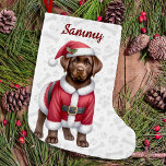 Chocolade Labrador Retriever Santa Puppy Dog Kleine Kerstsok<br><div class="desc">Op zoek naar het beste cadeau voor uw beste Labrador bekijk onze Labrador Retriever kerstkousen, het perfecte vakantie-accessoire voor elk hondenliefhebber! Kies uit design met zwarte, gele of chocoladelabs. Feestelijke design van kersthonden schattige labs gekleed in hun eigen kerstmutsen, elegant open haard scene ontwerp is gezellige vakantie scène met een...</div>