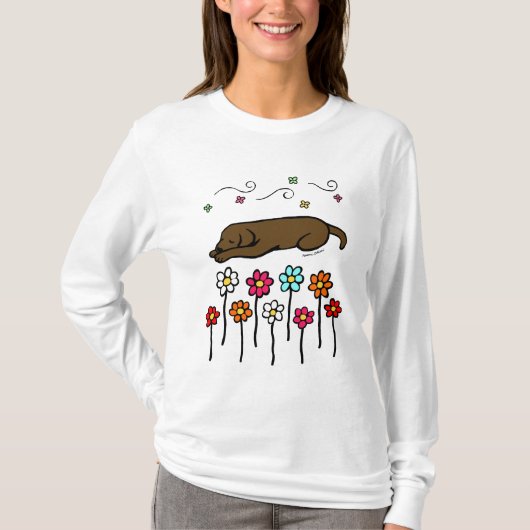 Chocolade Labrador-slaapzool in de tuin T-shirt (Voorkant)
