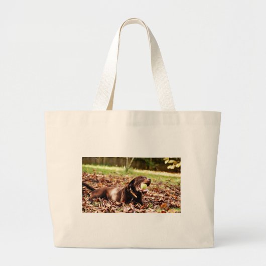 Chocolade Labrador Speelt Met Bal Grote Tote Bag (Voorkant)