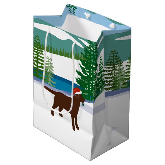 Chocolade Labrador Uitzicht voor kerstwinter Medium Cadeauzakje (Voorkant Gekanteld)