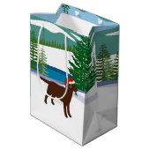 Chocolade Labrador Uitzicht voor kerstwinter Medium Cadeauzakje (Achterkant Gekanteld)