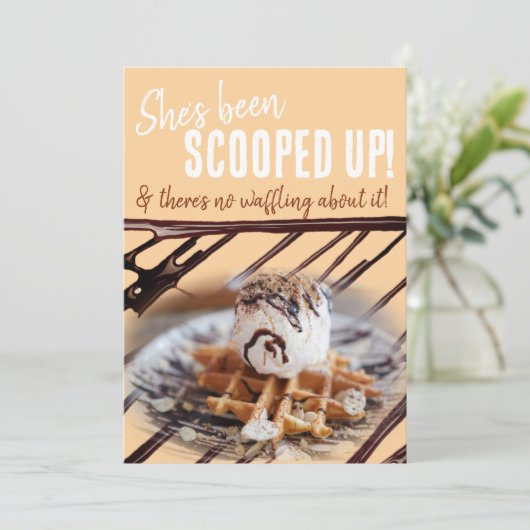 Chocolade motregen ijsschep op een wafel kaart (Staand voorkant)