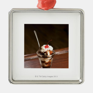 Chocolade sundae metalen ornament