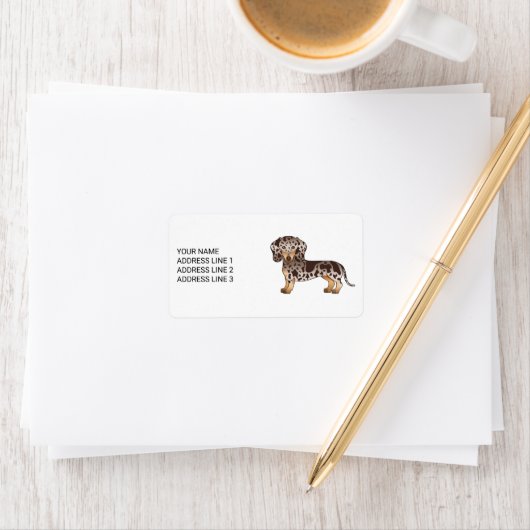 Chocolade & Tan Dapple Short Hair Dachshund & Text Etiket (Insitu)