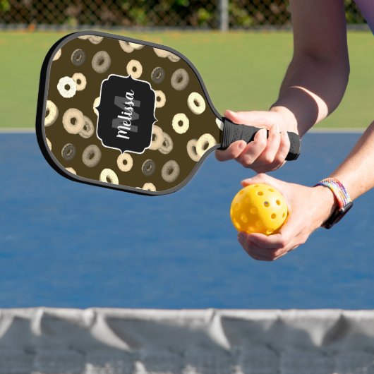 Chocolade vanille donuts patroon bruin Monogram Pickleball Paddle (Insitu)