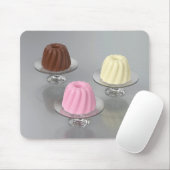 Chocolade-, vanille- en aardbeipudding in glas muismat (Met muis)