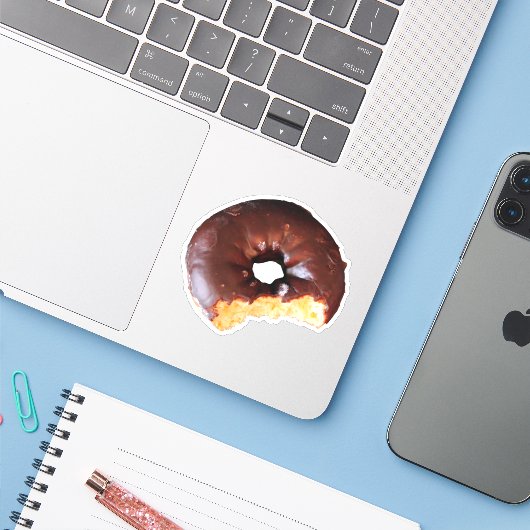 Chocolade, voorgekookte colade, donut sticker (Laptop met iPhone)