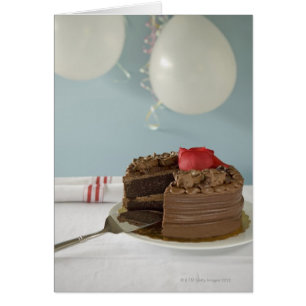 Chocoladecake met ontbrekende plak op tafel,