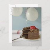 Chocoladecake met ontbrekende plak op tafel, briefkaart (Voorkant / Achterkant)