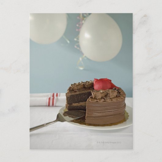 Chocoladecake met ontbrekende plak op tafel, briefkaart (Voorkant)