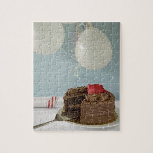 Chocoladecake met ontbrekende plak op tafel, legpuzzel (Verticaal)