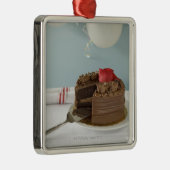 Chocoladecake met ontbrekende plak op tafel, metalen ornament (Rechts)
