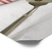 Chocoladecake met ontbrekende plak op tafel, poster (Hoek)