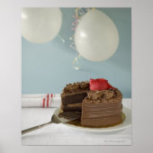 Chocoladecake met ontbrekende plak op tafel, poster (Voorkant)