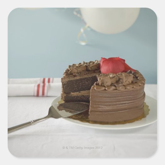 Chocoladecake met ontbrekende plak op tafel, vierkante sticker (Voorkant)