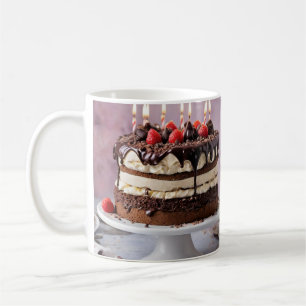 Chocoladecrème verjaardagstaart met aardbeien, koffiemok
