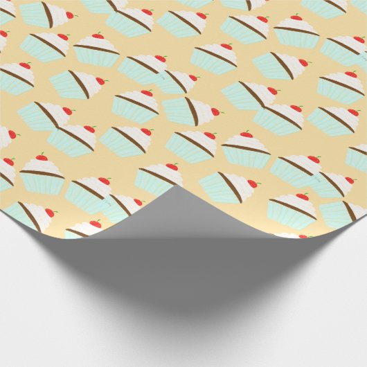 Chocoladecupcake met crème en kersen op de top cadeaupapier (Hoek)