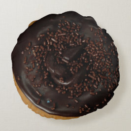 Chocoladedonut met chocolade sprinkelkussen rond kussen