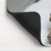 Chocoladelabrador die op bed slapen muismat (Hoek)