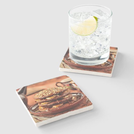 Chocoladepannenkoeken met bananen en karamel stenen onderzetter (Zijkant)