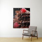 Chocoladetaart met frambozen bovenop wandkleed (In situ)