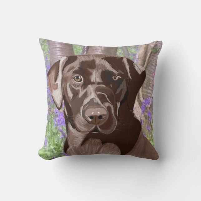 Chocolate Brown Labrador in een Bluebell Wood Kussen (Voorkant)